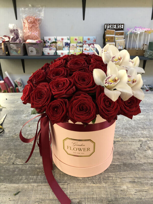 Шляпная коробка с 25 красными розами и 5 белыми орхидеями