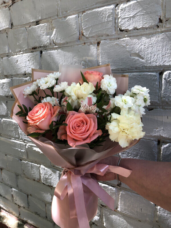 Букет с матиолой, гвоздикой, розой, хризантемой и альстромерией в упаковке