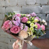 Букет с матиолой, розой, гвоздикой, хризантемой сантини и альстромерией с эвкалиптом в упаковке