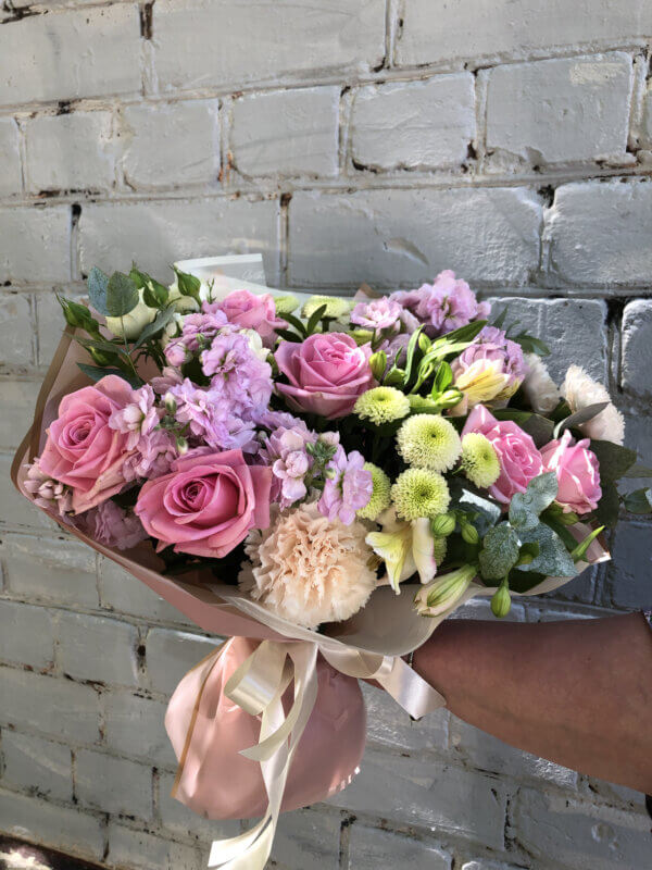 Букет с матиолой, розой, гвоздикой, хризантемой сантини и альстромерией с эвкалиптом в упаковке