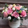 Шляпная коробка с пионовидной розой, эустомой, кустовой розой и эвкалиптом