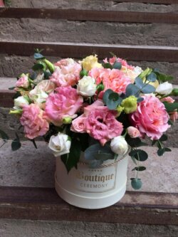 Шляпная коробка с пионовидной розой, эустомой, кустовой розой и эвкалиптом