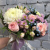 Букет с хризантемами, розами, альстромерией, гипсофилой, гвоздикой и зеленью в упаковке