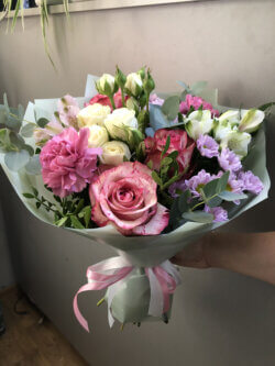 Букет с розами, хризантемой сантини, гвоздикой, альстромерией с эвкалиптом в упаковке