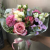 Букет с розами, хризантемой сантини, гвоздикой, альстромерией с эвкалиптом в упаковке