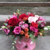 Шляпная коробка с розами, матиолами, хризантемами, эустомой, гиперикумом и эвкалиптом