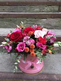 Шляпная коробка с розами, матиолами, хризантемами, эустомой, гиперикумом и эвкалиптом