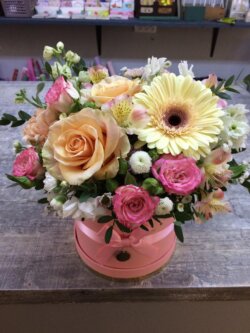 Шляпная коробка с розами, герберой, матиолой, хризантемой и альстромерией