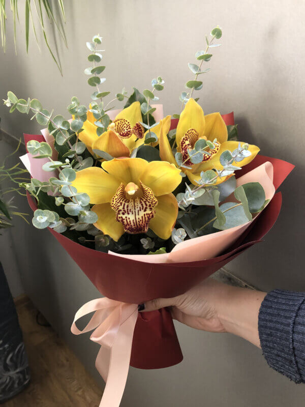 Букет из орхидей с эвкалиптом в упаковке