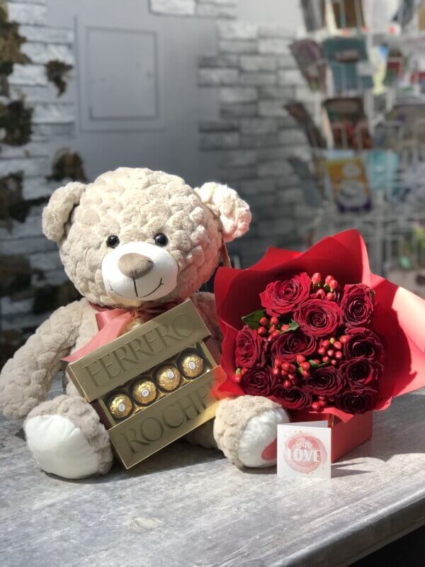Набор из букета красных роз, мягкой игрушки «Медвежонок» и конфет «Ferrero Rocher»