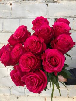 Букет красных роз сорта Хот Спот