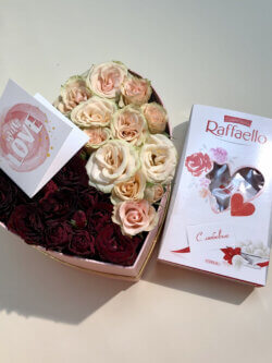 Коробочка в виде сердца с красными и белыми розами, Рафаэлло и открыткой