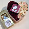 Коробочка в виде сердца с красными и белыми розами, Ферреро Роше и открыткой