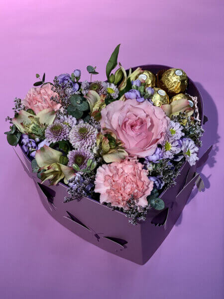Коробочка в виде сердца с цветами и конфетами Ферреро Роше