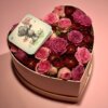 Коробочка в виде сердца с красными и розовыми розами