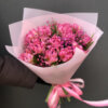 Букет с пионовидными тюльпанами и розовой гипсофилой в упаковке