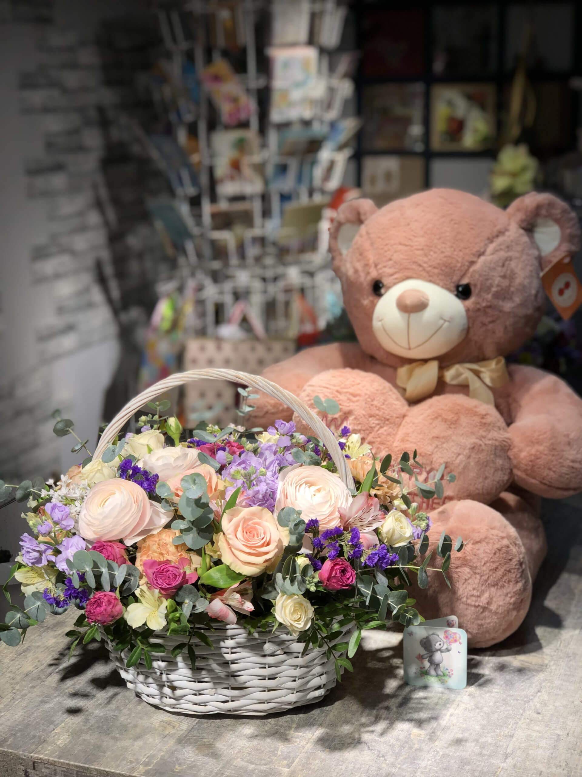 Камелия тверь проезд швейников. Медведь большой в цветочном. Какие букеты дарят в Японии.
