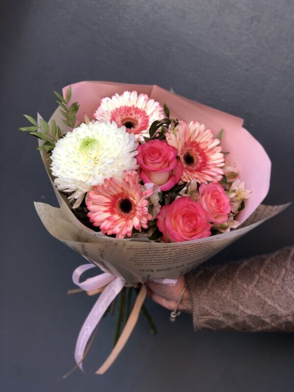Букет с хризантемой Магнум, розой, герберой, альстромерией и декоративной зеленью в упаковке