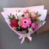 Букет с герберой, розой, альстромерией, хризантемой и зеленью в упаковке