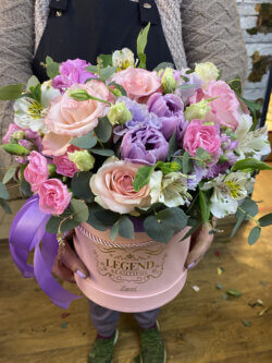 Шляпная коробка с розами, пионовидными тюльпанами, гвоздикой, эустомой и альстромерией