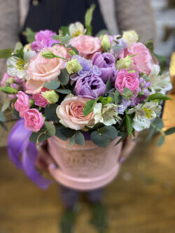 Шляпная коробка с розами, пионовидными тюльпанами, гвоздикой, эустомой и альстромерией