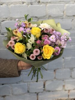Букет с розами, матиолой, хризантемой и альстромерией