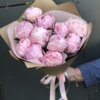 Букет из 11 розовых пионов в упаковке