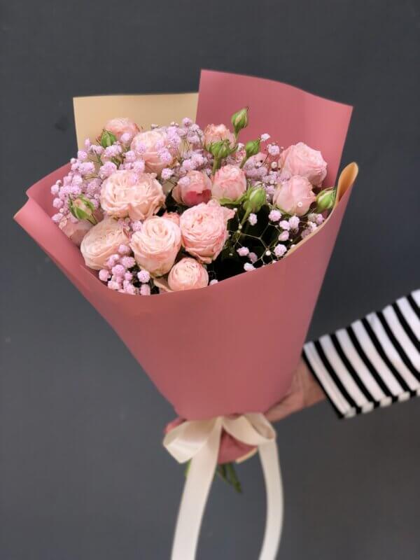 Букет в розовых тонах из 3 кустовых роз и гипсофилы в упаковке