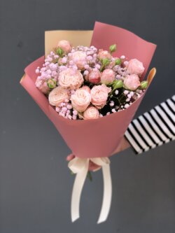 Букет в розовых тонах из 3 кустовых роз и гипсофилы в упаковке