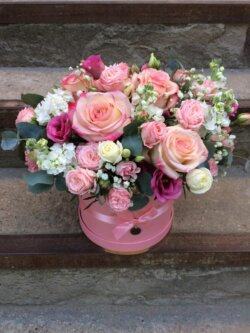 Шляпная коробка с розами, матиолой, эустомой и эвкалиптом