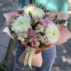 Букет с хризантемой, альстромерией, гвоздикой и эустомой в руках девушки