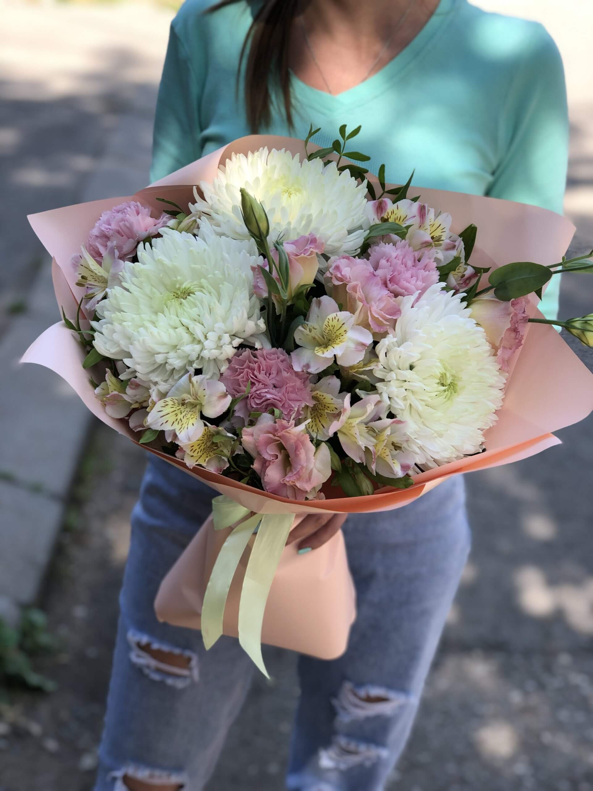 Букет с хризантемой, альстромерией, гвоздикой и эустомой купить в Твери по  цене 2730 рублей | Камелия