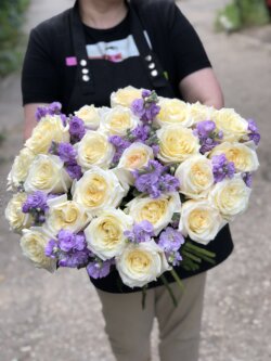 Букет белых роз Канделайт с матиолой