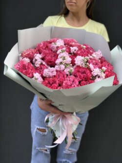 Букет из 25 роз Кантри Блюз и кустовой матиолы