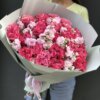 Букет из 25 роз Кантри Блюз и кустовой матиолы