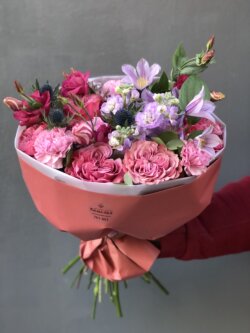 Букет с пионовидной розой, клематисом, гвоздикой, эустомой, эрингиумом и матиолой