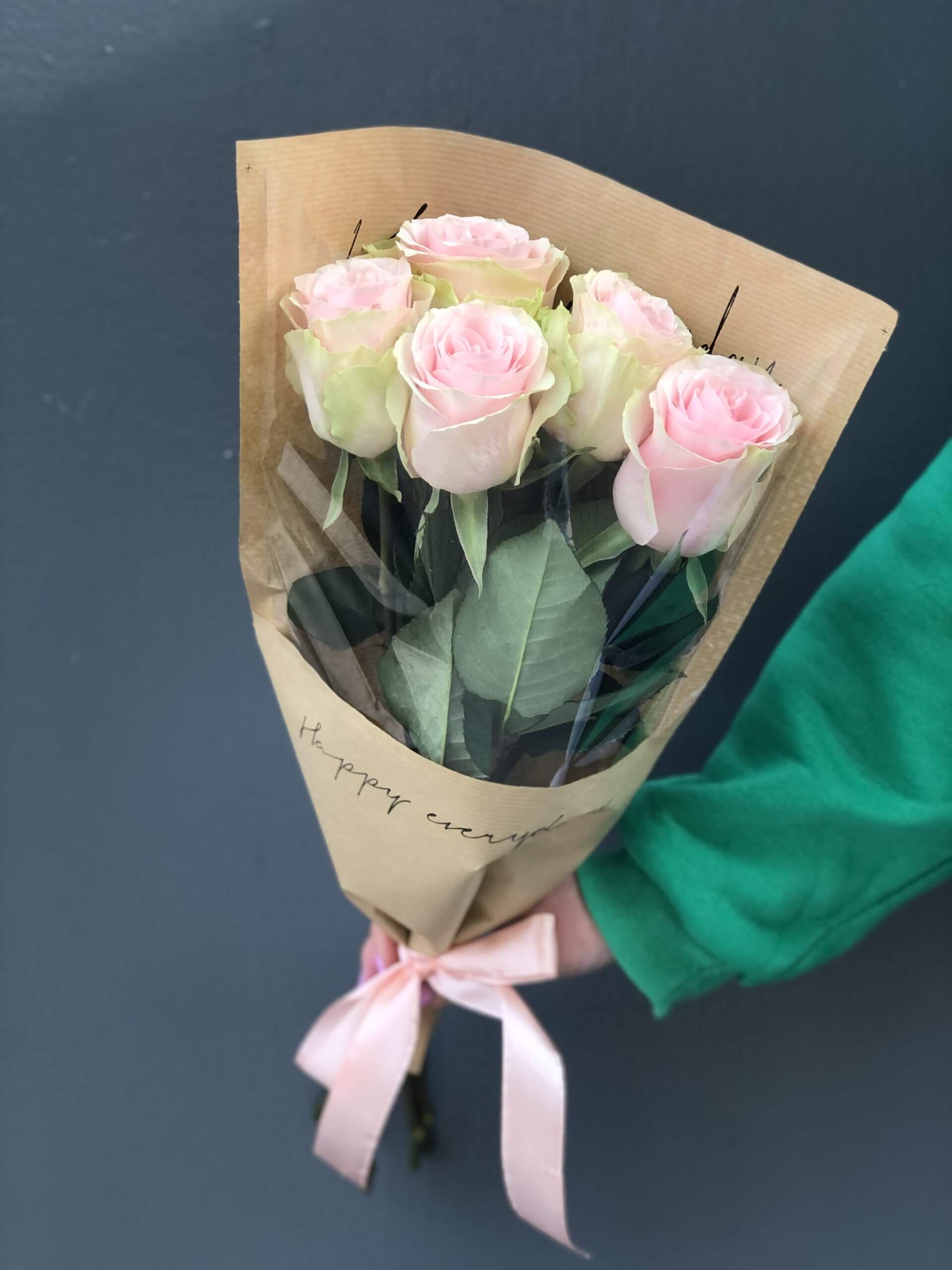 Букет из 5 розовых роз 50см в прозрачной упаковке купить в Твери по цене1000 рублей